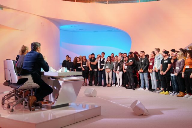 Die Jury begrüßt alle Kandidaten, die es bis in den Deutschland-Recall geschafft haben, im Studio. (Foto: MG RTL D / Stefan Gregorowius) Die Jury begrüßt alle Kandidaten, die es bis in den Deutschland-Recall geschafft haben, im Studio. (Foto: MG RTL D / Stefan Gregorowius)