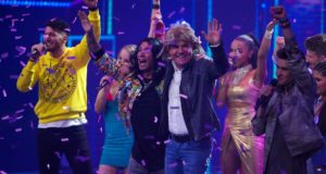 Pietro Lombardi (l.) und Dieter Bohlen mit den Top 10 (Foto: TVNOW / Stefan Gregorowius)