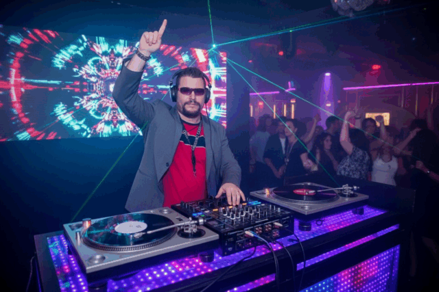 (c) DJ Dominik Wachta & friends - freiwilliger Transparenz-Hinweis: Das Foto ist ein echtes Foto, das mit KI verändert wurde. (c) DJ Dominik Wachta & friends - freiwilliger Transparenz-Hinweis: Das Foto ist ein echtes Foto, das mit KI verändert wurde.